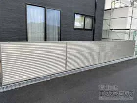 YKKAPのフェンス・柵 シンプレオフェンス13F型 ルーバー 自由柱施工 施工例
