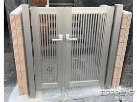 YKKAPの門扉 【特注】シンプレオ門扉2型 縦格子 両開き親子 門柱使用 施工例