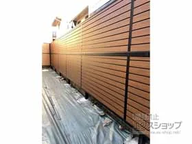 YKKAPのフェンス・柵 ルシアスフェンスF02型 横目隠し 木調カラー 3段支柱 自立建て用（パネル2段） 施工例