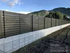 LIXIL(リクシル)のフェンス・柵 フェンスAB YS3型 横スリット3　フリーポールタイプ 施工例