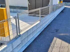 YKKAPのフェンス・柵 イーネットフェンス2M型 間仕切柱施工 施工例