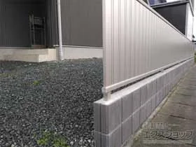 YKKAPのフェンス・柵 シンプレオフェンス4型 たて太格子　自由柱施工 施工例