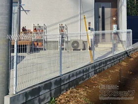 積水樹脂(セキスイ)のフェンス・柵 メッシュフェンス G10-R 自由柱施工 施工例
