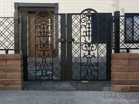 四国化成の門扉 ビビオ門扉 4型 両開き 柱仕様 施工例