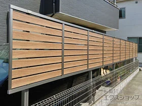 LIXIL(リクシル)のフェンス モクハイフェンス 木調カラー 上段のみ設置 　2段支柱仕様 施工例