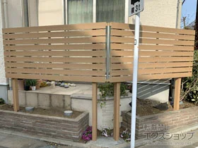 YKKAPのフェンス・柵 ルシアスフェンスH02型 横板格子 木調カラー 上段のみ設置 自立建て用 施工例