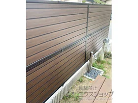 YKKAPのフェンス・柵 ルシアスフェンスF02型 横目隠し 木調カラー 2段支柱 ブロック建て用 施工例