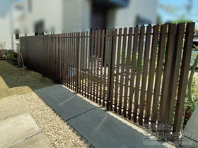 三協アルミのフェンス・柵 エルファード片面 Ｍ5型 角度板格子 高尺タイプ　※右（R）仕様 施工例