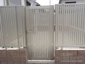 YKKAPの門扉 シンプレオ門扉4型 縦太格子 片開き 高尺タイプ 門柱使用 施工例