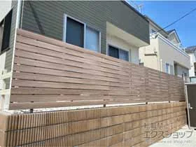 LIXIL(リクシル)のフェンス・柵 フェンスAA YS3型 横スリット 板張り 木調カラー フリーポールタイプ 施工例