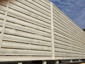 LIXIL(リクシル)のフェンス・柵 フェンスAA YS1型 横スリット ゆらぎ 木調カラー 多段柱(パネル2段) 施工例