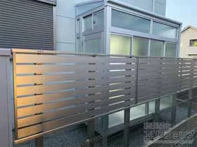 YKKAPのフェンス・柵 シンプレオフェンスSY1型 横半目隠し 上段のみ設置 自立建て用 施工例