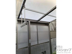 LIXIL(リクシル)のテラス屋根 スピーネ F型 テラスタイプ 単体 積雪〜20cm対応＋前面スクリーン 施工例