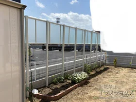 LIXIL(リクシル)のフェンス・柵 フェンスAB YT1型 採光パネル 多段柱（2段柱） 施工例