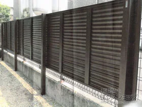 YKKAPのフェンス・柵 シンプレオフェンス13型 目隠しルーバー 上段のみ設置 自立建て用 施工例