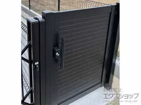 YKKAPの門扉 シンプレオ門扉5型 横目隠し 片開き 門柱使用 施工例