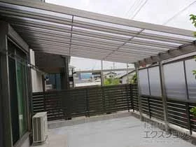LIXIL(リクシル)のテラス屋根 スピーネ F型 テラスタイプ 単体 積雪〜20cm対応+壁付け物干し+前面スクリーン 施工例