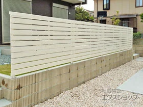 LIXIL リクシル(TOEX)のフェンス・柵 フェンスAA YS3型 横スリット 板張り 木調カラー フリーポールタイプ 施工例