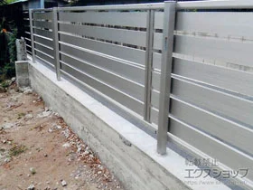 YKKAPのフェンス・柵 シンプレオフェンスSY1型 横スリット・自由柱施工 施工例