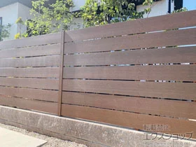グローベンのフェンス・柵 プラドワンフェンス ジョイントあり仕様 板7段　隙間10ｍｍ 施工例