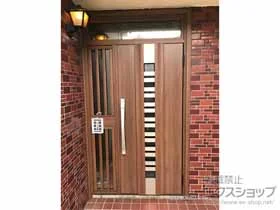 LIXIL リクシル(トステム)の玄関ドア リシェント玄関ドア3 断熱K4仕様 片袖飾り仕様(ランマ付)R G82型 ※手動仕様 施工例