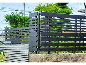 YKKAPのフェンス・柵 ルシアスフェンスH04型 横板+細横格子  アルミカラー 自由柱施工 施工例