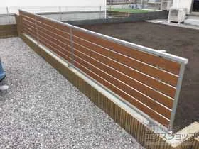 YKKAPのフェンス ルシアスフェンスF04型 横板 木目カラー 施工例