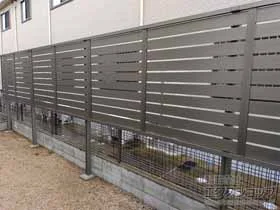 LIXIL(リクシル)のフェンス・柵 モクハイフェンス アルミ色タイプ 2段支柱(パネル1段) 施工例