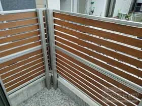 YKKAPのフェンス ルシアスフェンスF04型 横板 木目カラー 2段支柱 自立建て用 施工例