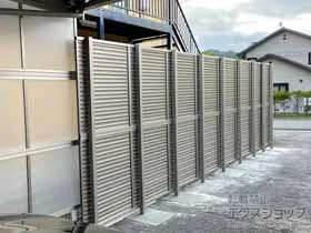 LIXIL(リクシル)のフェンス・柵 フェンスAB YL3型 横ルーバー3 アルミ多段柱仕様 施工例