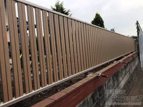 YKKAPのフェンス・柵 ルシアスフェンスF03型 たて半目隠し 木調カラー 2段支柱 自立建て用（パネル1段） 施工例
