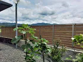LIXIL(リクシル)のフェンス・柵 モクハイフェンス　フリーポールタイプ 施工例
