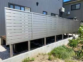 LIXIL(リクシル)のフェンス・柵 フェンスAB YS3型 横スリット3 多段柱（パネル1段） 施工例