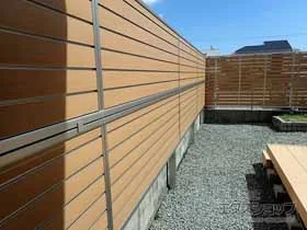 YKKAPのフェンス ルシアスフェンスF02型 横目隠し 木調カラー 2段支柱施工 施工例