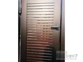 YKKAPの門扉 シンプレオ門扉3型 横太格子 片開き 門柱使用 施工例