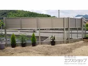 YKKAPのフェンス・柵 シンプレオフェンス13型 目隠しルーバー 上段のみ設置 自立建て用 施工例