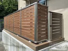 LIXIL(リクシル)のフェンス・柵 フェンスAB YS3型 横スリット3 木調カラー アルミ多段柱仕様（パネル1段） 施工例