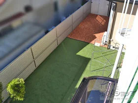 YKKAPのフェンス・柵 シンプレオフェンス13F型 目隠しルーバー 2段支柱 自立建て用（パネル2段） 施工例