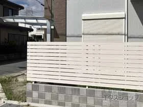 YKKAPのフェンス ルシアスフェンスH02型 横板格子 木調カラー 自由柱タイプ 施工例