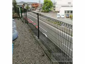 積水樹脂(セキスイ)のフェンス・柵 メッシュフェンス M0 間仕切柱施工 施工例