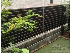 YKKAPのフェンス・柵 ルシアスフェンスF02型 横目隠し 木調カラー 2段支柱 自立建て用 施工例