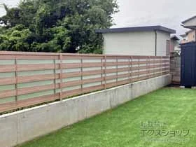 LIXIL(リクシル)のフェンス・柵 フェンスAA YT1型 横採光 木調カラー フリーポールタイプ 施工例
