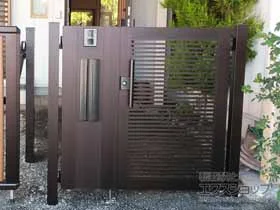 YKKAPの門扉 シンプレオ門扉1型 横格子 両開き親子 門柱使用＊機能子扉親子 施工例