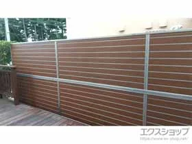 YKKAPのフェンス・柵 ルシアスフェンスF02型 横目隠し 木調カラー 2段支柱 自立建て用（パネル2段） 施工例