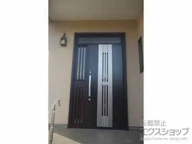 LIXIL リクシル(トステム)の玄関ドア リシェント玄関ドア3 断熱K4仕様 片袖飾り仕様(ランマ付)R M84型 ※手動仕様 施工例