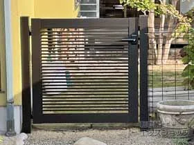 YKKAPの門扉 シンプレオ門扉1型 横格子 片開き 門柱使用 施工例