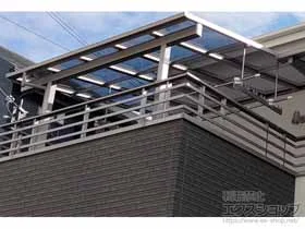 LIXIL(リクシル)のバルコニー屋根 テラスVS F型 屋根タイプ 単体 積雪〜30cm対応＋吊り下げ物干しBセット 施工例