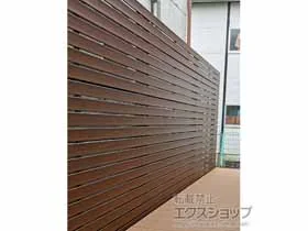 YKKAPのフェンス・柵 ルシアスフェンスH07型 横板 木調カラー 3段支柱 自立建て用（パネル2段） 施工例