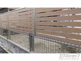 YKKAPのフェンス・柵 ルシアスフェンスF04型 横板 木目カラー 上段のみ設置 自立建て用 施工例