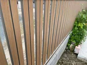 YKKAPのフェンス・柵 ルシアスフェンスF03型 たて半目隠し 木調カラー・自由柱施工 施工例